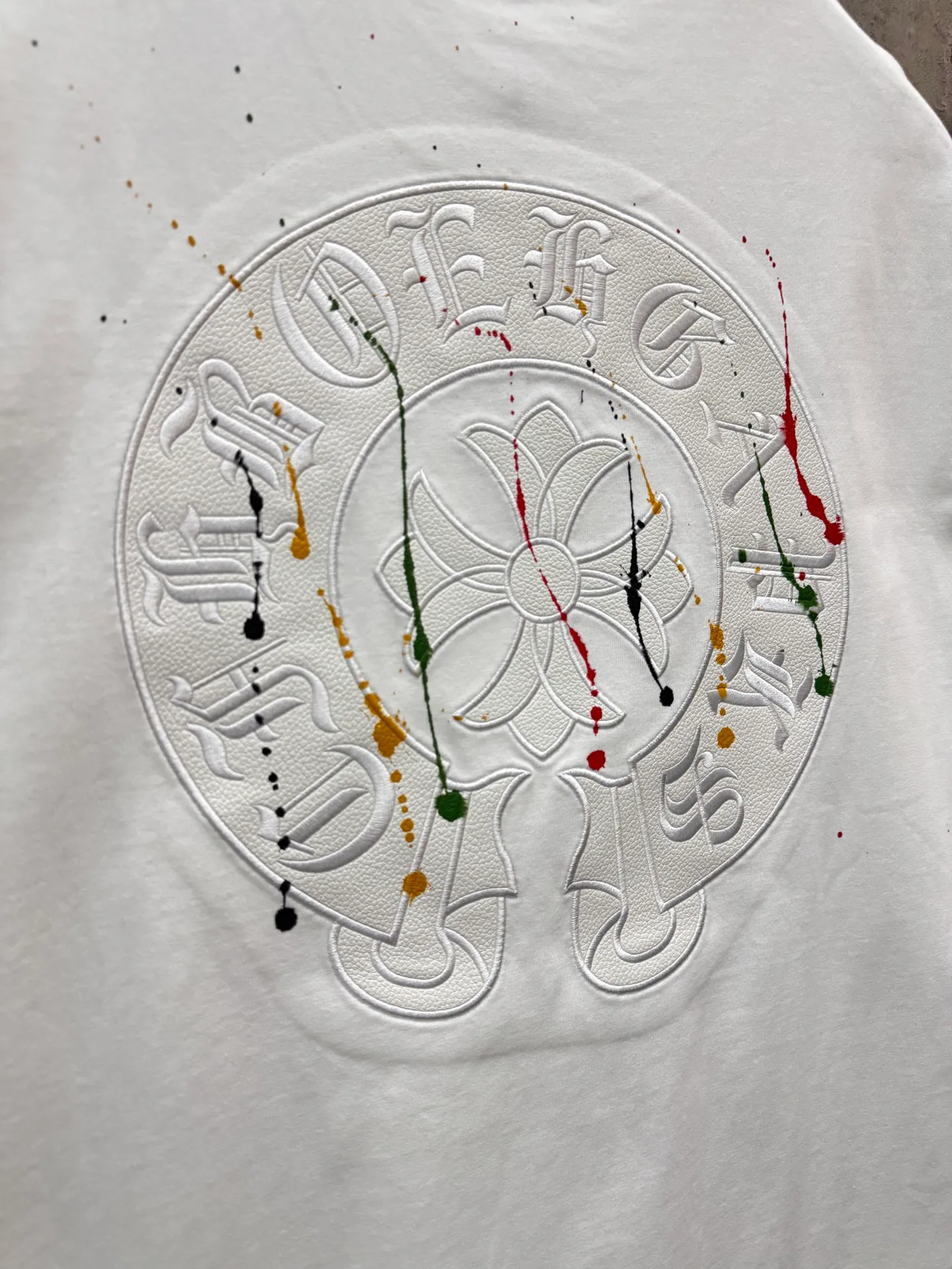 P190 top version, real shot without P, ​​different from market currency) 𝗖𝗵𝗿𝗼𝗺𝗲 𝗛𝗲𝗮𝗿𝘁𝘀/Croxin 2026 spring new original single counter American leather embroidery plus painted inkjet couple short sleeves 👑The highest version! Customized fabric 300 grams, best-selling model at the counter, very comfortable to wear. Accessories: original molded and authenticated collar label ➕ 100% silk wash water label. Genuine purchase-grade original hangtag➕matching hanging rope➕3D hanging beads➕original packaging bag. Craftsmanship: The original version has consistent wiring! The highest version of the armhole matching technique! Color: White Black Size: S M L XL Style No.: 26-2030